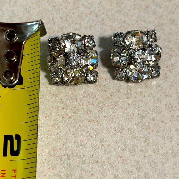 Vintage Kramer silver tone clip on Rhinestone earring (621) - Picture 4 of 4